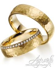 Обручальные кольца из желтого, отчеканенного золота, с бриллиантами